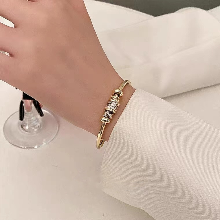 Journee - Justerbar Armbånd med Gyldne Charmer