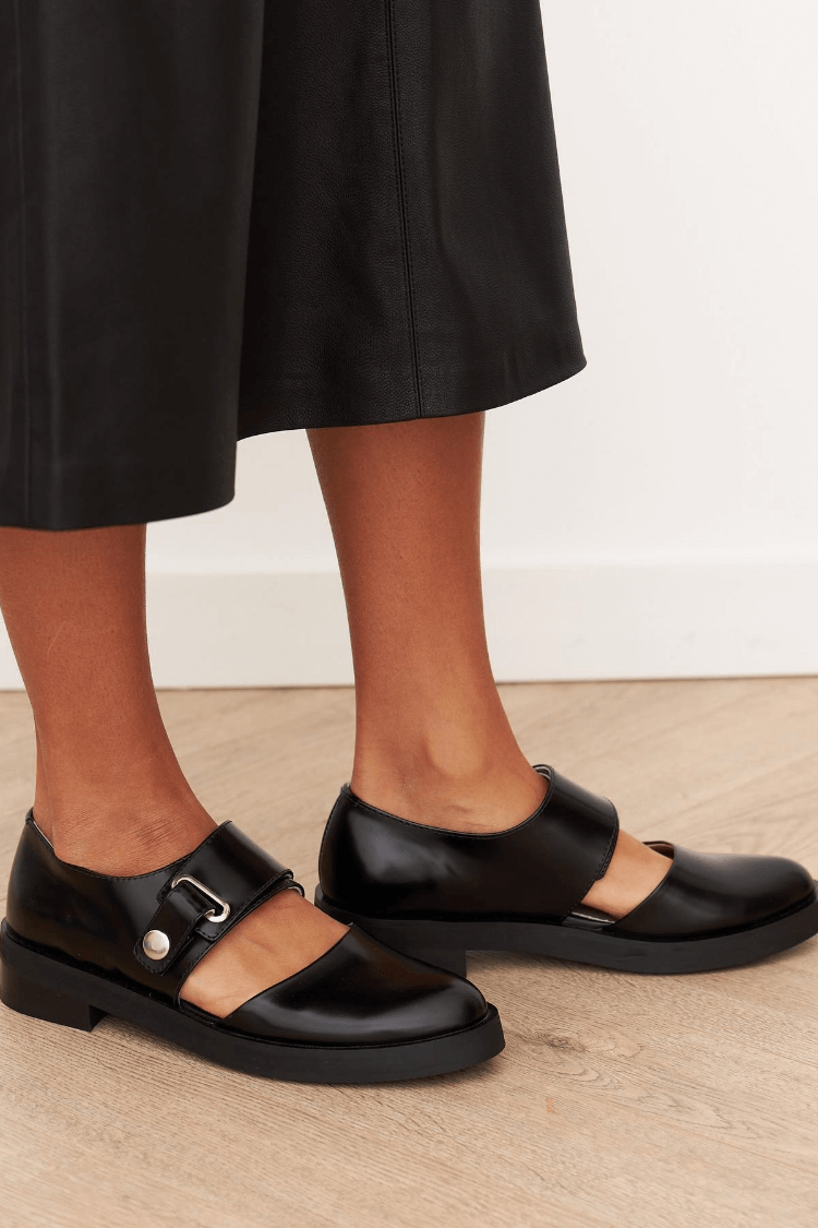 Mira | med justerbar stropp og spenne for en elegant og komfortabel stil