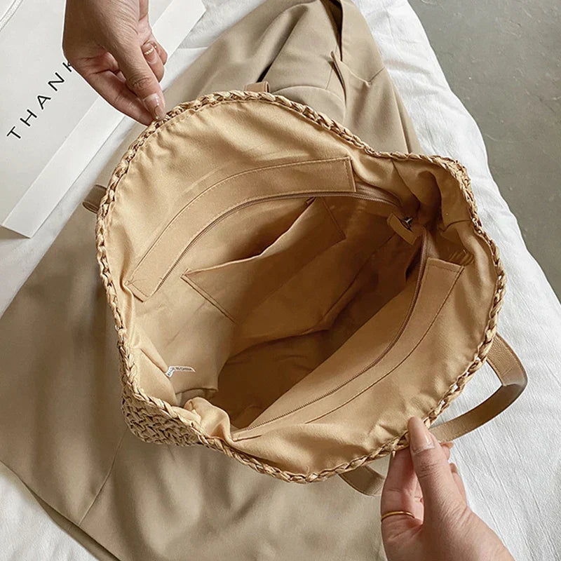 Arnora | Rund flettet håndveske med skinnimitasjonsstropper