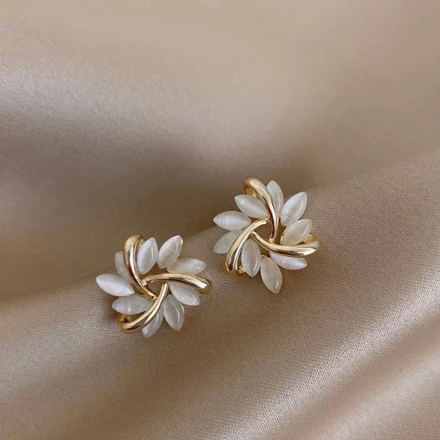 Hesper - Elegante og Eksklusive Opal Petal Circle Stud Øredobber i Gull