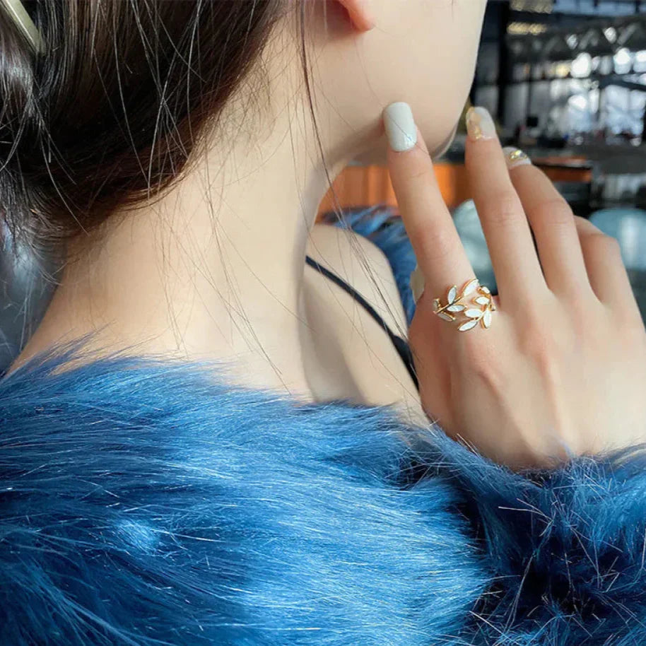 Harley - Hvit Opal Blad Justerbar Ring i Gull