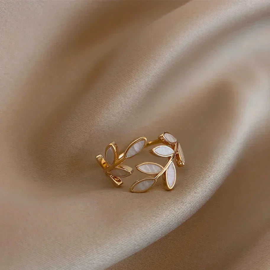 Harley - Hvit Opal Blad Justerbar Ring i Gull