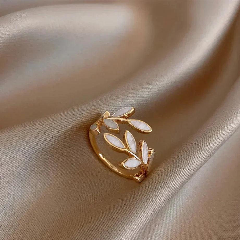 Harley - Hvit Opal Blad Justerbar Ring i Gull