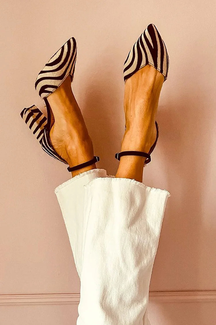 MIRA | SPISS DEKOLLETÉ MED ZEBRA-MØNSTER OG ANKELREMME